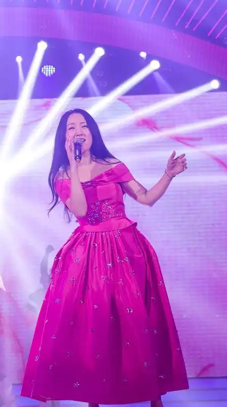 杨钰莹新年忙不停现身地方台春晚唱金曲