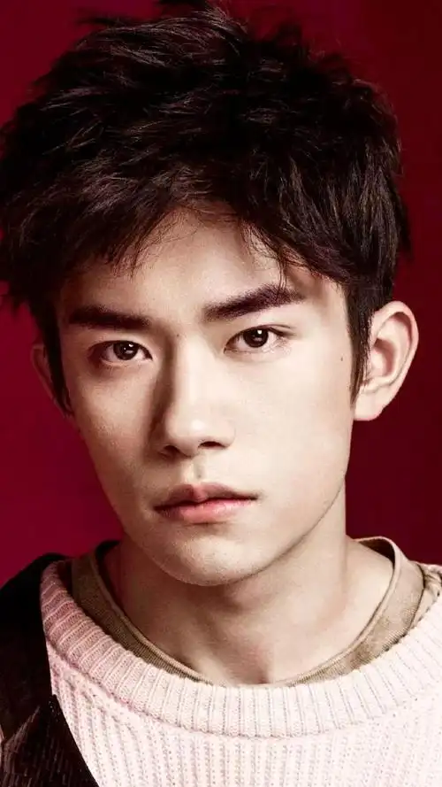 品牌商发布易烊千玺新照,美颜都遮不住千玺的小胡渣,真的长大了!