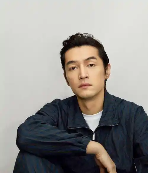 胡歌轻松经受住寸头考验,清爽短发重返颜值巅峰,37岁帅出新高度