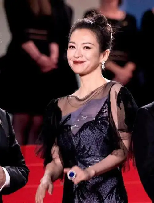 巩俐仅剩一点的"体面",都被章子怡扒光了,戛纳清场红光满面