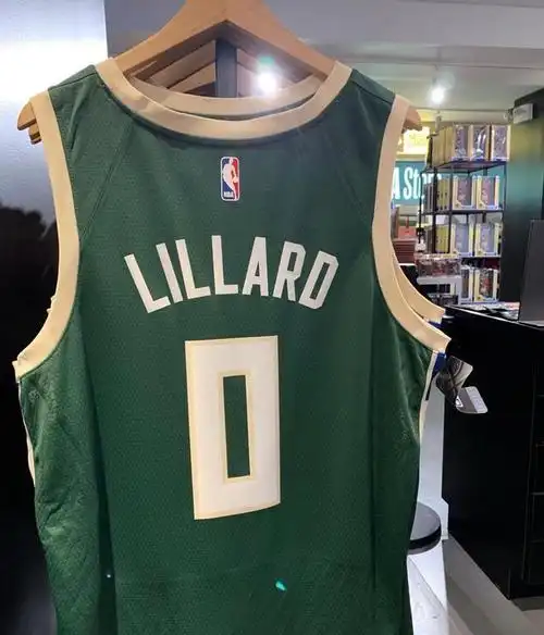 利拉德雄鹿0号球衣已经新鲜出炉!