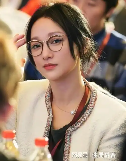 49岁周迅金黄短发粉色眼影像太妹围毯子现身机场看呆众人