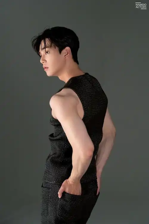 韩国演员宋江超话90#宋江眼神杀质感大片#210608 gq korea behind