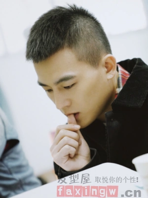 夏天最帅气的男士发型表白欧豪的寸头