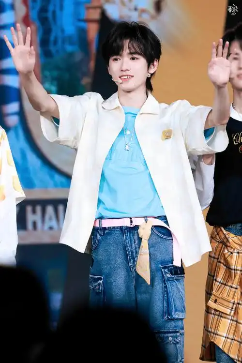 宋亚轩康师傅冰红茶品牌代言人##时代少年团夏日清爽穿搭##冰红茶