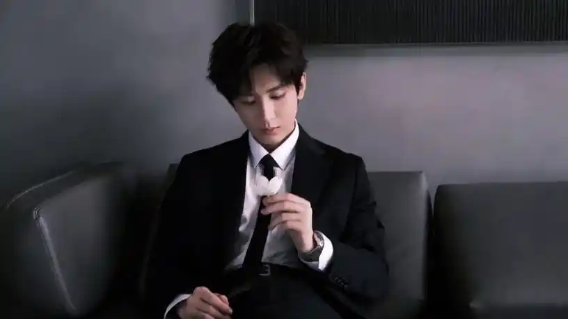 成毅黑白间点缀一抹闪亮黑色西装 高冷矜贵《一千零一夜》之城这里
