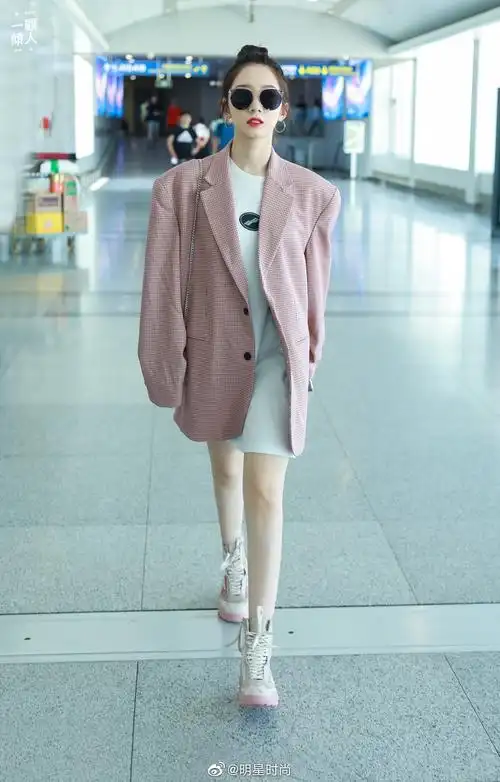 孟美岐北京机场街拍,西装配墨镜的山支大哥太酷炫了