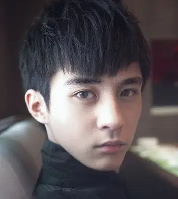 而且比较适合头发软的男生哦, 帅气的斜庞克发型不仅简单而且有时尚感