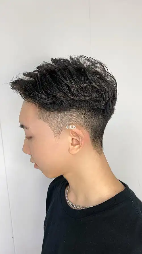 男生港风发型二八侧背发型