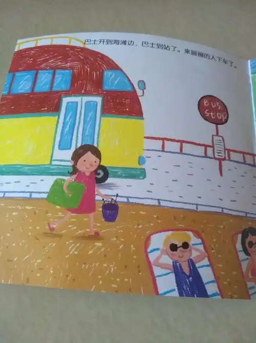 巴士开到海滩边,巴士到站了.来画画的人下车了.