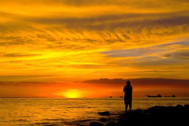 海岸边唯美黄昏景色
