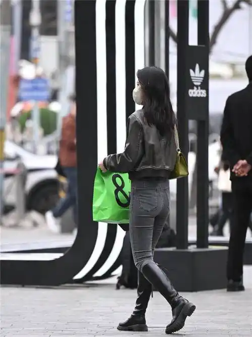 过膝靴搭配紧身牛仔裤,春季穿搭,还是要注意保暖_美女_的设计_感觉