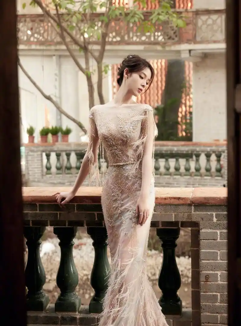 陈瑶流珠礼服香肩写真