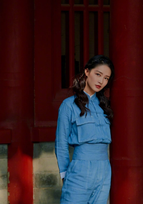 李沁太会穿了!蓝色工装秀"小蛮腰",双马尾造型清纯灵动