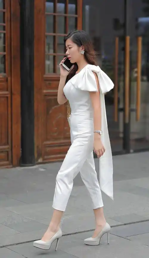 白色不显胖,美女用白色连体裤加白色高跟鞋,穿出增高显瘦的效果_颜色