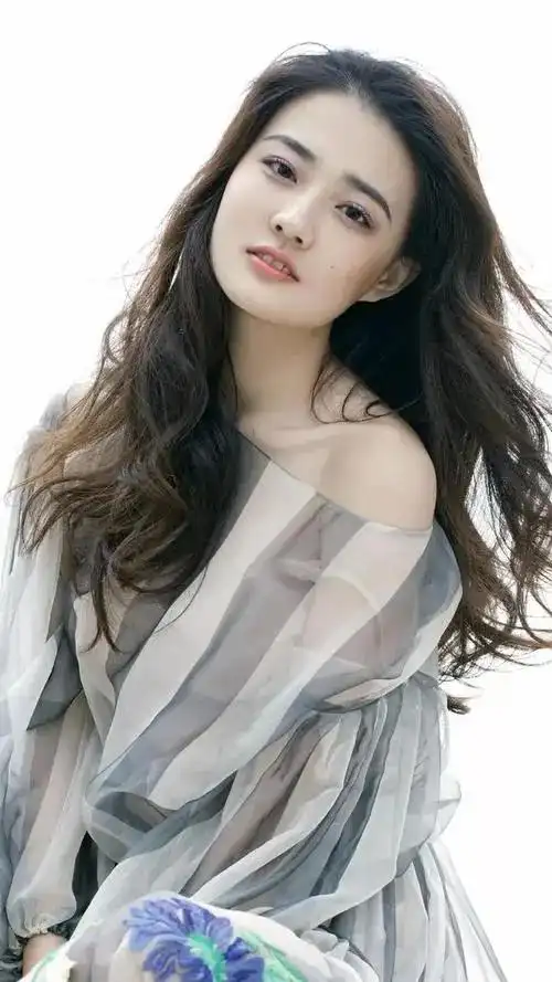 9月2日,《super世界青年》杂志官方发布了一组徐璐封面照片,并配文"