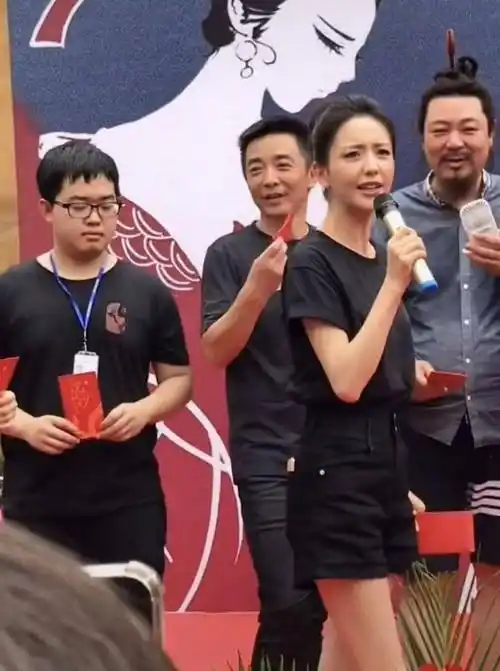 佟丽娅在开机仪式现场指挥,颇有领导风范,网友喊话退休后当导演