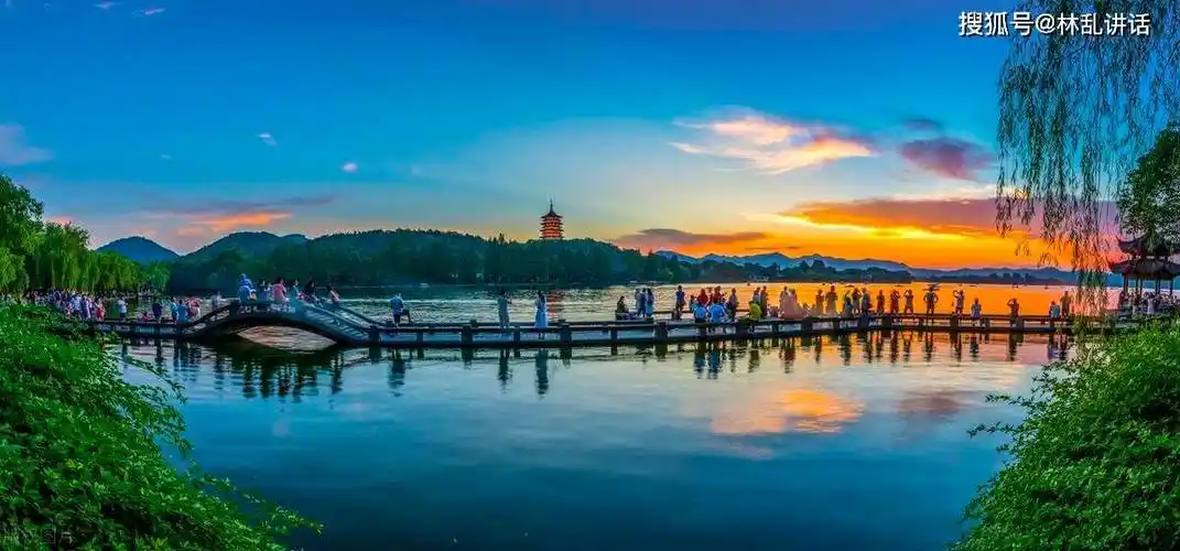 除了自然美景,西湖还有许多历史文化遗迹和名胜古迹等待着我们的探索.
