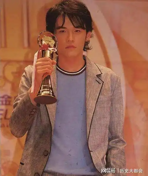 周杰伦获奖2001年周杰伦趁热打铁发了第二张专辑《范特西》.