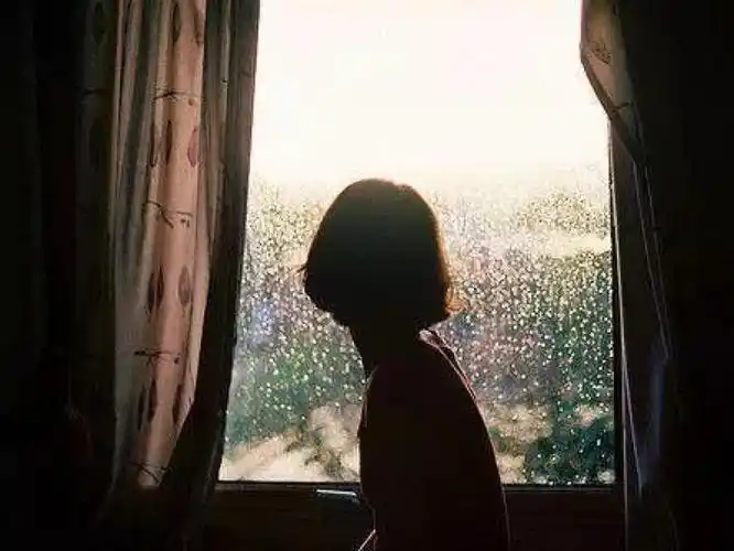 出来有时候夜深人静的时候突然觉得寂寞女人伤心流泪背影图难过的图片