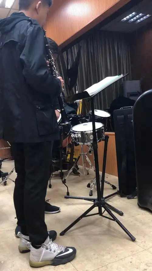 吹黑管的小帅哥