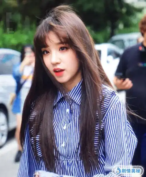 宋雨琦为何一直是卷发?看到拉直发造型时,粉丝直呼认不出