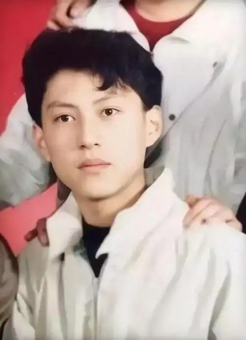 ai修复邓伦和妈妈合照邓妈妈五官脸型都完美网友好像毛晓彤