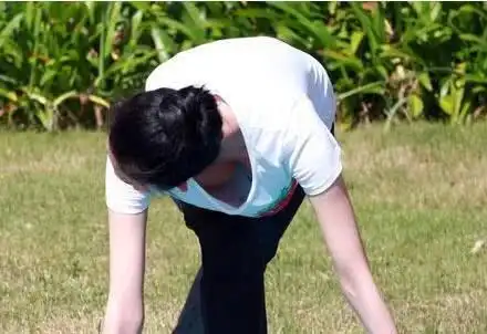 林志玲又调皮了亲手指导黄渤练瑜伽弯腰瞬间把网友都吸引了