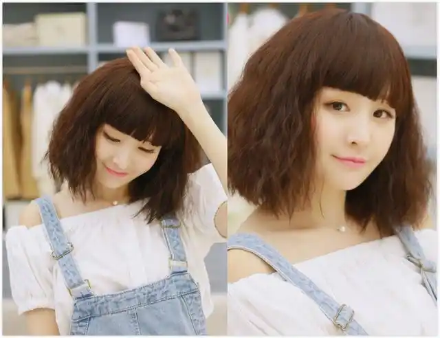 这款短发玉米烫发型非常适合春节这个节日,无论从哪个角度看起来都