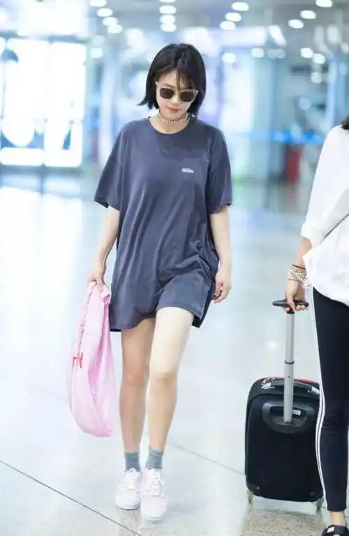 马思纯走机场真随性长款t恤充当裙子穿身材微胖简约又好看