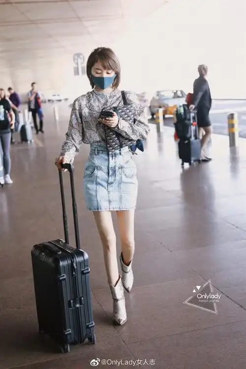 王子文oli 身着私服现身机场,印花长袖衬衫搭配浅蓝牛仔短裙