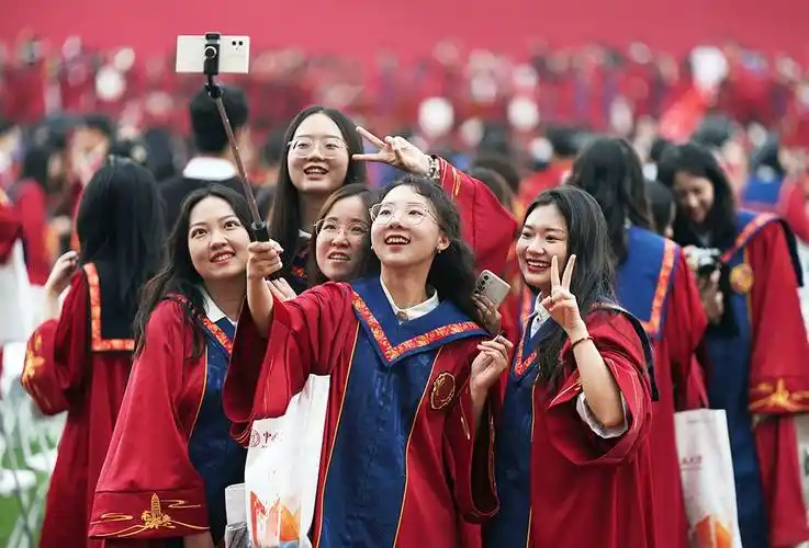 2023年6月26日,在中国人民大学2023年毕业典礼结束后,毕业生拍照留念.