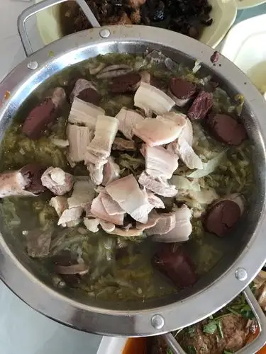 据说这就是东北特色菜之一——杀猪菜.大家看看都有些什么材料?