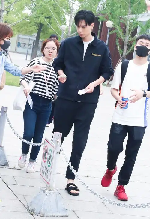 胡一天瞬移上海 进《蜜汁炖鱿鱼》组拍戏啦!