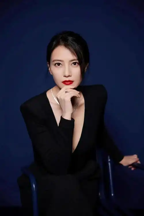 高圆圆太美了吧!深v黑色长裙大红唇笑起来也太端庄大气了