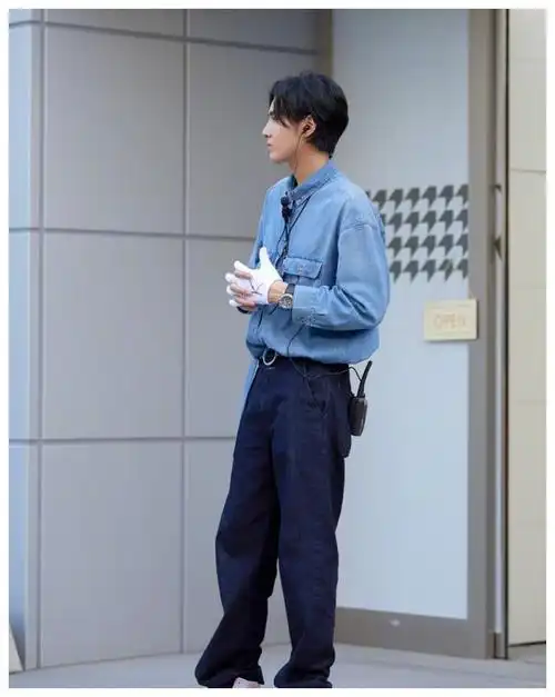 吴亦凡穿其他日系的牛仔裤很协调,牛仔裤中搭配简单的白色t恤,头上戴