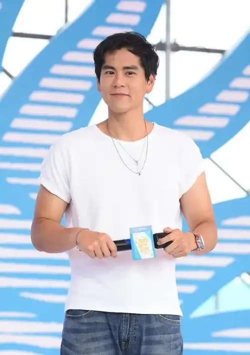 彭于晏到国外太会穿了,红色夹克配蓝色西装裤,大油头帅炸了|白衬衫