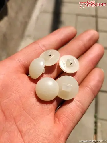 清代和田玉扣子