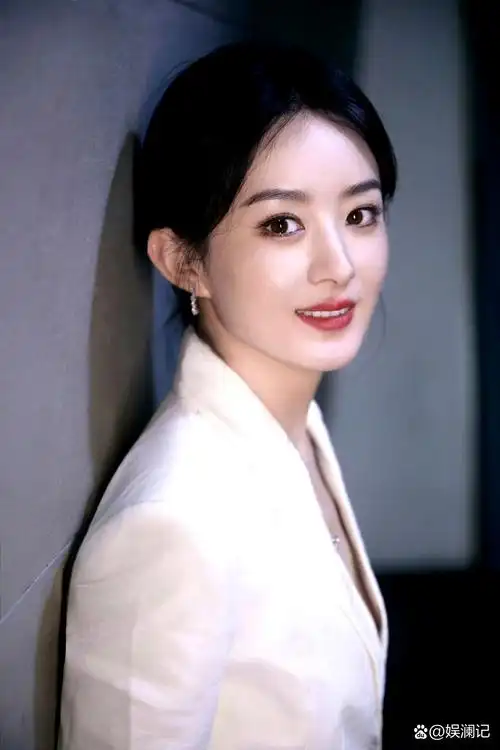 2006年,赵丽颖参加雅虎搜星比赛获得冯小刚组的冠军,并且参加短片