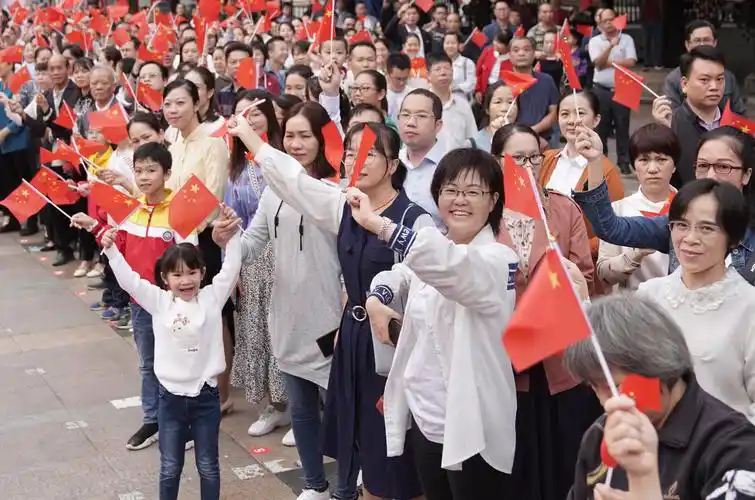 东兰县举行升国旗唱国歌仪式