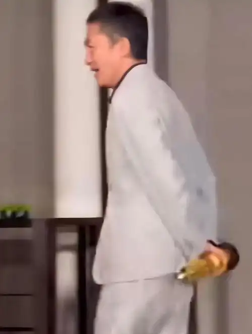 而梁朝伟则被拉来参加活动,他的表情明显显示出不情愿上班,这真是令人