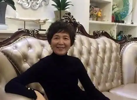 高进已经结婚了好多年了,他和妻子共同孕育了一个可爱的宝宝,他很爱