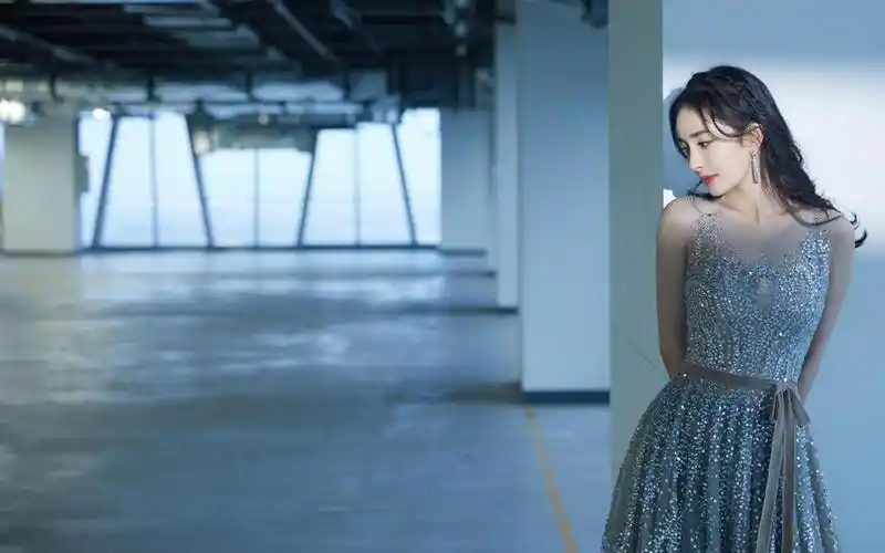 杨幂长裙礼服迷人写真电脑壁纸