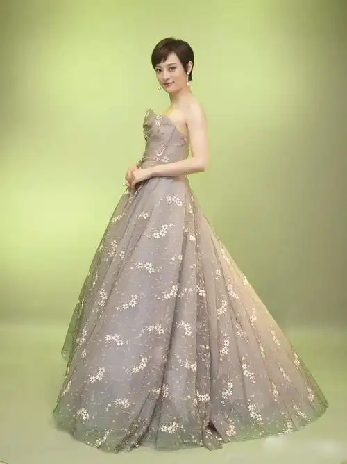 这件灰色大裙摆的抹胸礼服非常高端大气,孙俪仿佛被大花朵包裹其中.