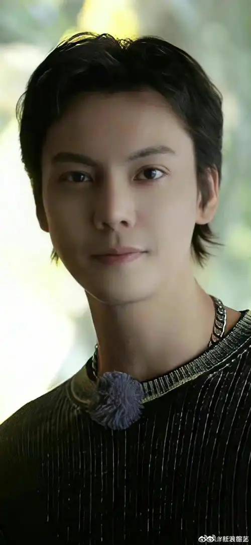 陈伟霆狼尾新发型##陈伟霆一起露营吧路人合影