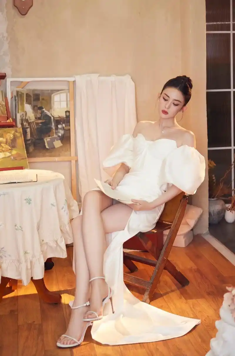 古力娜扎的一组美照曝光,她盘发穿白色抹胸裙勾勒完美身材,五官 - 抖