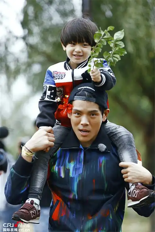 《爸爸4》向佐展硬汉柔情 反差萌实力圈粉