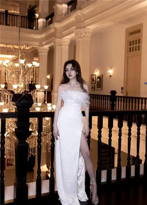 周扬青三套礼服 亮相新加坡世界网红派对_商业要闻_财经_中金在线