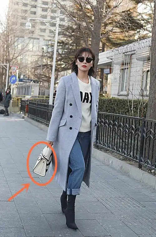 刘涛现身春晚彩排,风衣墨镜明星范,然而她的包包亮眼了