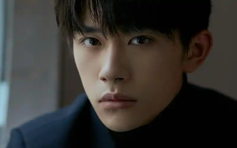 两会青年易烊千玺帅气图片桌面壁纸高清大图预览1920×1200_大陆明星